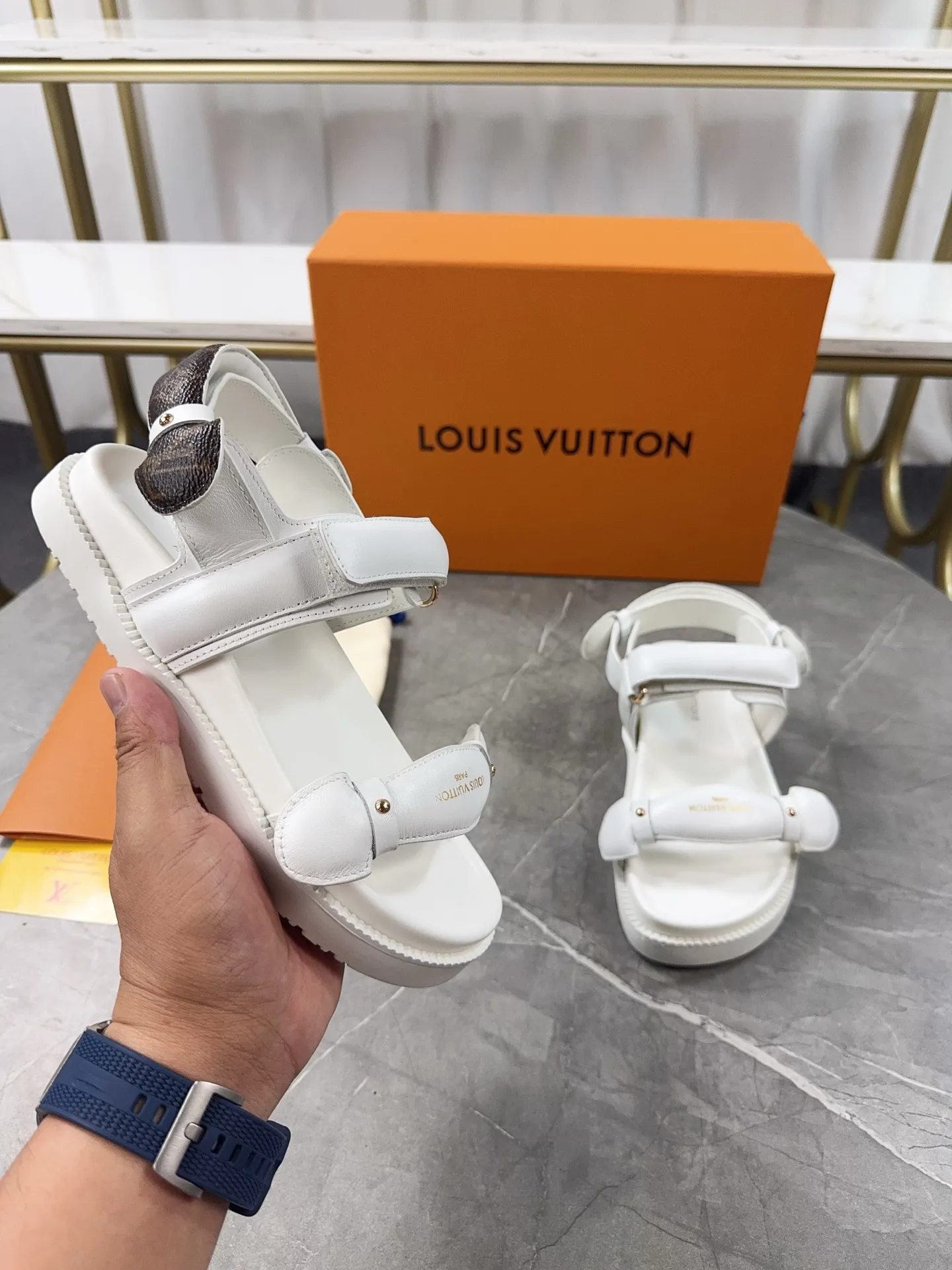 👟👟Ex-factory price 460👟👟 🌈LV | Louis Vuitton 🧡💚2025 spring and summer new style top version‼ ️The original version is the same. The counter focuses on the latest new beach shoes. Hard goods are new🆕 ❥Purchase level! Full of high-end feel! A popular model among bloggers at home and abroad, it’s retro and fashionable and looks amazing on your feet! Mainly recommended models on the official website★ ━━━━━ ЅᏇєєt ━━━━━ ▪️Upper: original customized leather ▪️Inner lining: cow lining ▪️Outsole: high-end rubber PU combination outsole ▪️Shoe size: 35-45